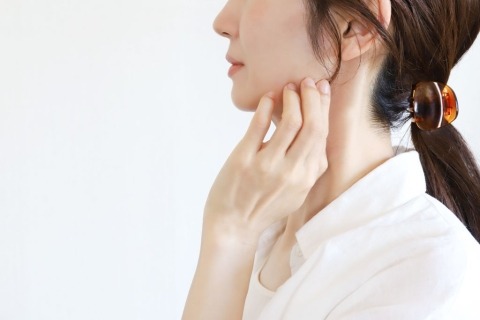 Woman touching her jaw