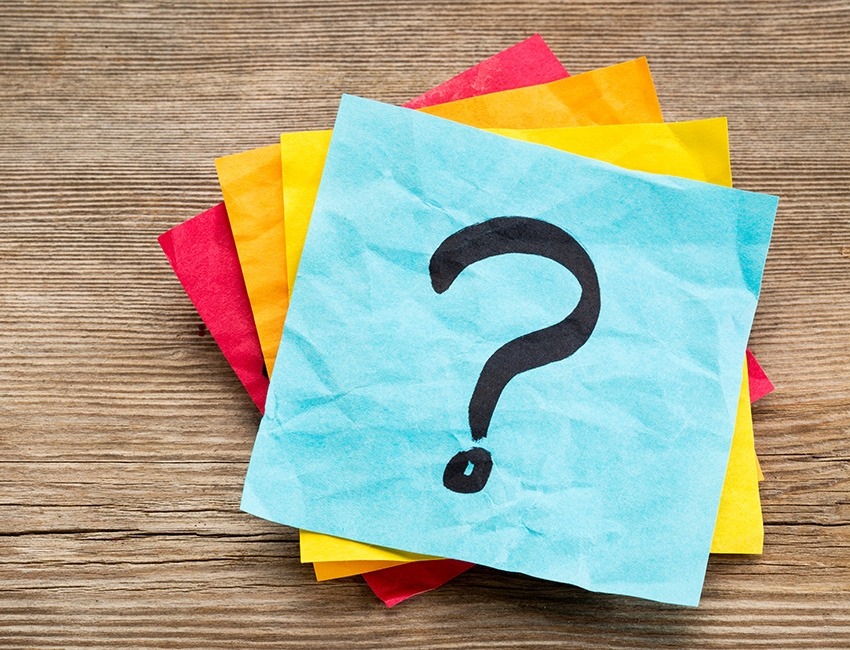Signos de interrogación en una nota adhesiva.