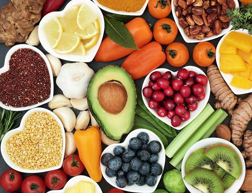 Foto muestra diferentes frutas y vegetales.